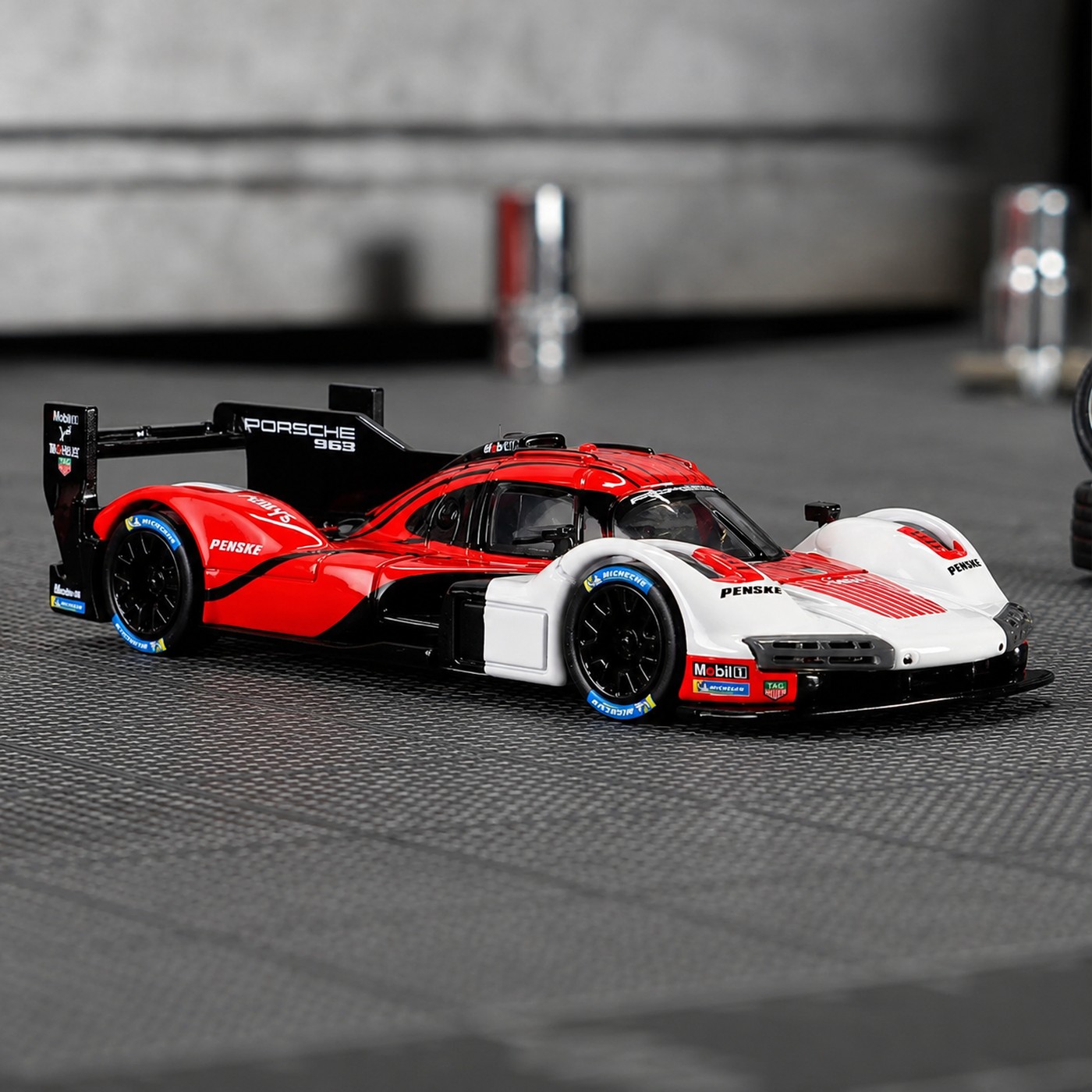 Miniatura Porsche 963 em exposição